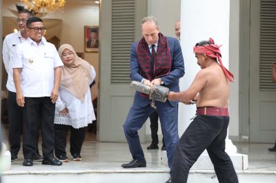 Seni Debus Sambut Kedatangan Dubes Prancis Untuk Indonesia Ke Banten