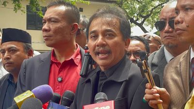 Penuhi Panggilan Kasus Ijazah Jokowi, Roy Suryo Cs Didampingi Massa Emak-emak