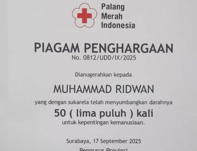 Keren! Pria Ini Dapat Piagam Penghargaan dari PMI Setelah Donor Darah 50 Kali