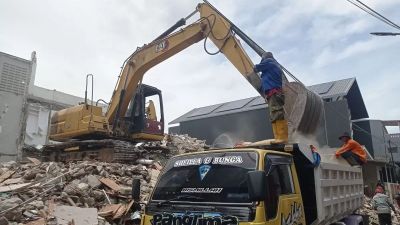 Pembongkaran Rumah Ahmad Sahroni Pasca Penjarahan di Jakarta Utara