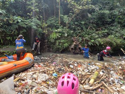 Sungai Cibanten Kembali Dipenuhi Sampah, Relawan Soroti Pentingnya Menjaga Manfaat Sungai