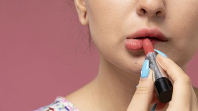 Tren Warna Lipstik 2025: Bold dan Natural Menjadi Sorotan