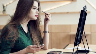 Trik Sederhana untuk Re-Touch Makeup di Kantor
