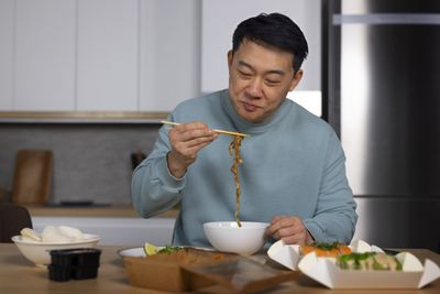 5 Arti Mimpi Makan Menurut Primbon Jawa, Pertanda Baik atau Buruk?