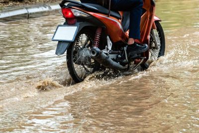 Tips Aman Menerobos Banjir dengan Motor Agar Mesin Tidak Rusak