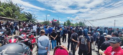 Ratusan Warga Bojonegara–Puloampel Kembali Blokir Jalan Protes Kemacetan Akibat ODOL