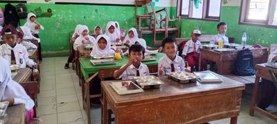 1.568 siswa Sekolah Dasar Di Kabupaten Serang Mendapatkan MBG Dari SPPG Polres Serang
