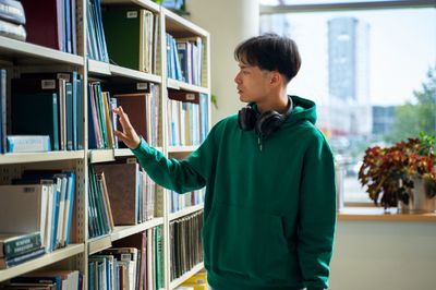 111 Caption Bahasa Inggris tentang Perpustakaan, Aesthetic!