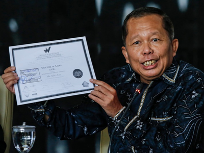 Tuduhan Ijazah Palsu Bikin Hakim MK Arsul Sani Pamer Dokumen Asli Depan Media, Nggak Mau Lapor Balik