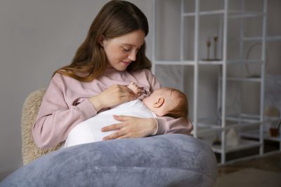 5 Arti Mimpi Menyusui Bayi Padahal Belum Menikah Menurut Primbon Jawa