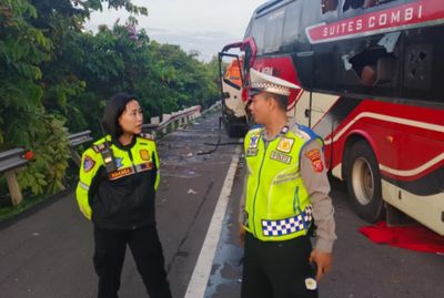 Kasat Lantas Polres Purwakarta Beserta Personel Respon Cepat Evakuasi Kendaraan Kecelakaan di KM 72 Tol Cipali