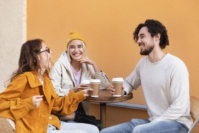 5 Zodiak Cowok Paling Humoris yang Bikin Kamu Ketawa Tiap Hari