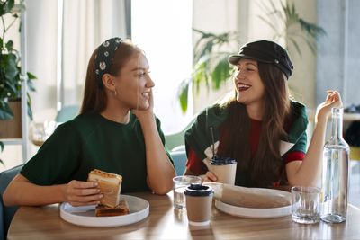 5 Zodiak yang Paling Pandai Bercerita Menurut Astrologi