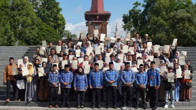 Bupati Tasikmalaya Pimpin Apel Gabungan Sekaligus Serahkan Sertifikat Tanah bagi Pelaku UMKM