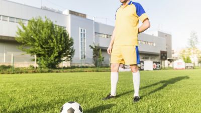 Tips Maksimal Bermain Sepak Bola di Lapangan Rumput Sintetis