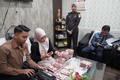 Tersangka Kasus Dugaan Korupsi Proyek Tol Serahkan Uang Rp700 Juta ke Kejati Lampung