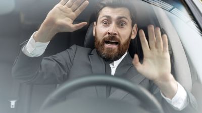 Analisis Mimpi Naik Mobil Tanpa Rem: Makna Psikologis dan Budaya