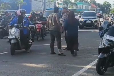 Pemotor di Maros Nyaris Hantam Polantas usai Ditegur Tak Pakai Helm, Berujung Diamankan Polisi