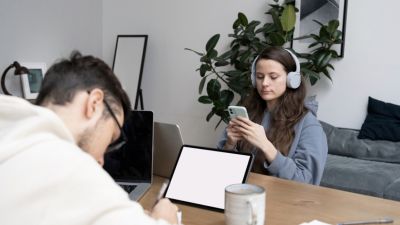 Dampak Ketergantungan Smartphone Terhadap Daya Ingat: Tinjauan Menyeluruh