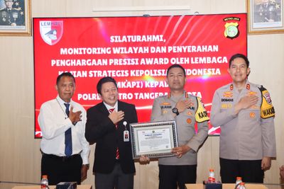 OjolMart dan SPPG Bawa Kapolres Metro Tangerang Kota Terima Penghargaan Presisi Award dari LEMKAPI