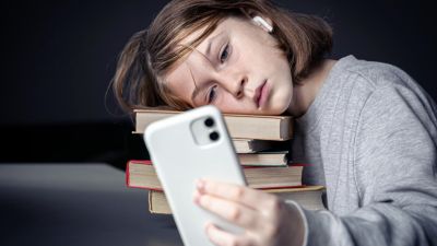 Fenomena FOMO: Dampak dan Strategi Menghadapinya di Era Digital
