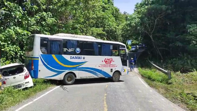Tali Gas Putus di Tanjakan Sempayang Malinau, Bus Damri Mundur Hingga Menabrak Mobil Agya