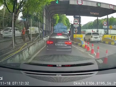 Viral Mobil Mewah Audi Pepet Mobil Bak buat Kabur Nggak Bayar Tol, Kok Bisa?