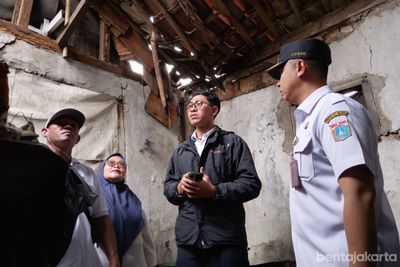 Petugas PPSU Evakuasi Material Atap Rumah Ambruk di Lubang Buaya