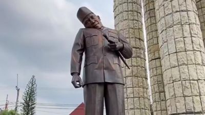 Kerusakan Kepala Patung Soekarno di Indramayu Diterpa Tenda saat Acara Resmi
