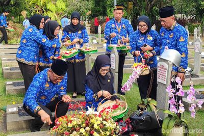 KORPRI Gelar Ziarah dan Tabur Bunga di TMP Kalibata Peringati HUT ke-54