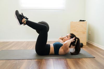 5 Olahraga Ringan yang Bisa Dilakukan Sambil Rebahan, Cocok untuk Pemula!