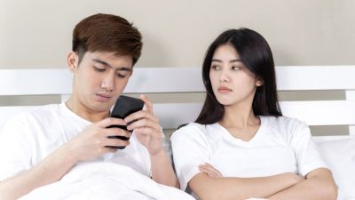 Fenomena Komunikasi Pasangan di Era Digital: Chatting Lebih Diutamakan