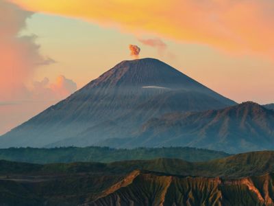 7 Puisi Singkat tentang Gunung Semeru yang Keren
