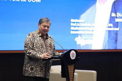 Hadiri Talkshow di UGM, Airlangga Hartarto Tegaskan Hilirisasi Jadi Kunci Indonesia Naik Kelas