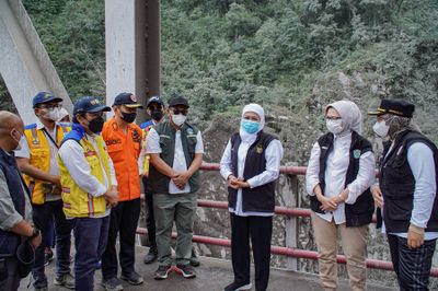 Gubernur Khofifah Jamin Pengungsi Erupsi Gunung Semeru Dapat Penanganan Maksimal