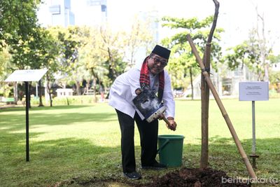 Rano Karno Tanam 40 Pohon Menteng di Taman Menteng