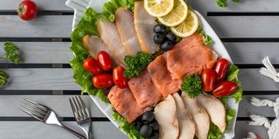 Salmon vs Ayam: Mana yang Lebih Sehat? Ahli Gizi Ungkap Jawaban Tak Terduga!