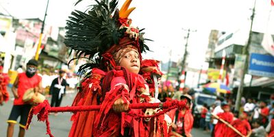 Getarkan Bumi Minahasa, Parade Kabasaran Waraney Tampil Memukau di Jalan!