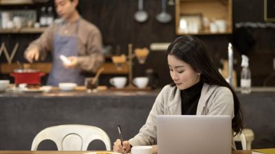 Tren Kerja dari Kafe: Kenyamanan dan Fleksibilitas yang Mendorong Produktivitas