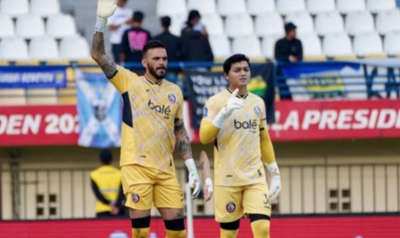 Arema FC Tegaskan Tak Akan Lepas Kiper Meski Gianluca Datang