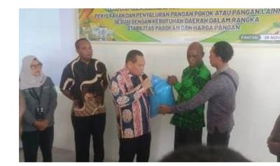 Bupati Fakfak dan Pemprov Papua Barat Salurkan 679 Paket Sembako untuk Warga yang Berhak Menerima