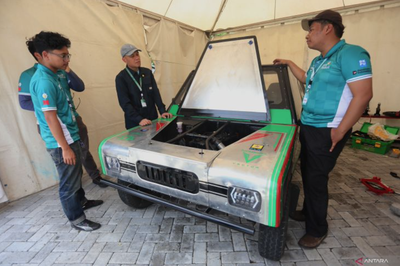Eltronema EV Polinema Tampilkan Mobil Listrik pada Pembukaan ICE 2025 di Surabaya