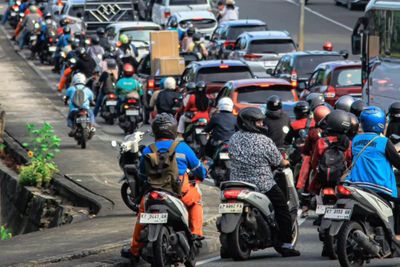 Momen Sunyi Para Pekerja Menanti Lampu Hijau di Jantung Bontang