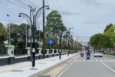 Lampu dan Trotoar Kawasan Jalan MT Haryono Sudah Instagramable, Kapan Giliran Jalan Diaspal Mulus?