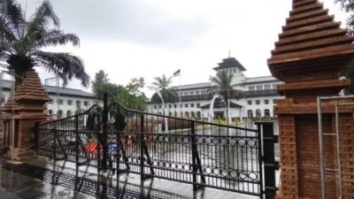 Gubernur Dedi Mulyadi Tegaskan Gerbang Gedung Sate Bukan Cagar Budaya