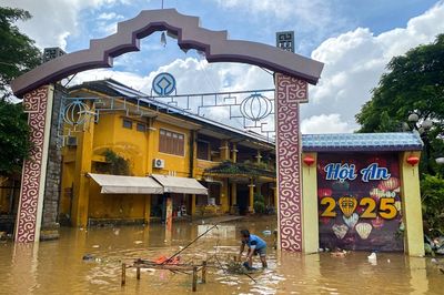 Sedikitnya 90 Tewas dan 12 Hilang akibat Banjir Besar di Vietnam Tengah