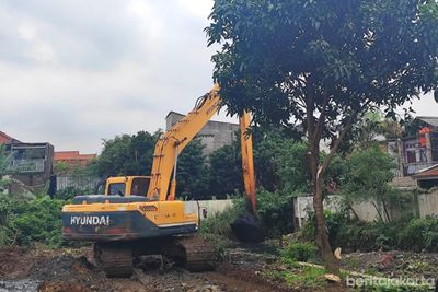 Suku Dinas SDA Jakarta Selatan menargetkan pengerukan Saluran Phb Lenggong rampung dalam tiga pekan untuk mencegah genangan dan banjir di Jagakarsa.
