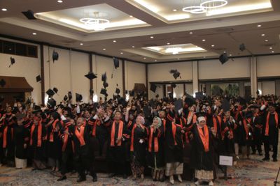 Wisuda UPG, Rektor: Dunia Berubah Cepat, Lulusan Harus Terus Belajar