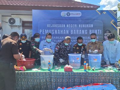 Kajari Nunukan Musnahkan 25 Ton Pupuk Ilegal hingga Sabu
