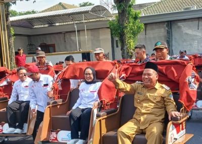 Pakai Dana Pribadi, Presiden Prabowo Subianto Bagikan Becak Listrik untuk Lansia di Jombang